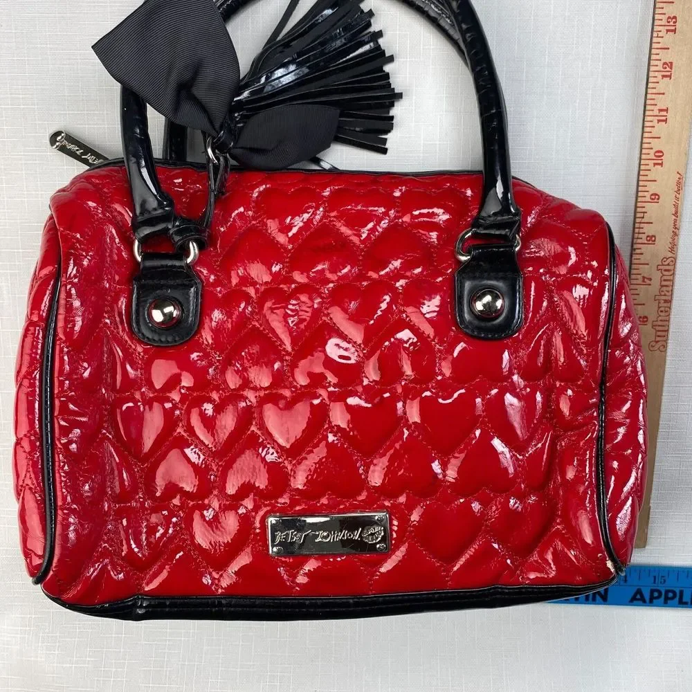 BETSEY JOHNSON QUILTED HEARTS Red Vegan Leather DUFFLE HAND BAG! Purse Black Bow - Picture 4 of 16